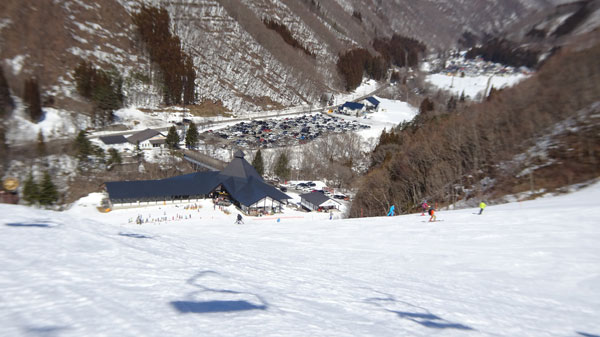 20240218_北日光・高畑スキー場猪谷ゲレンデ上部からセンターハウスと駐車場の眺め